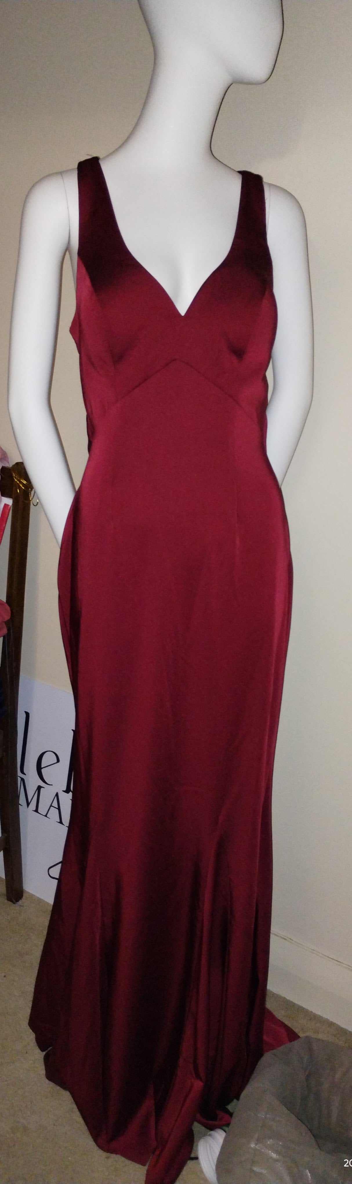 E Size 12 burgundy sleeveless gown