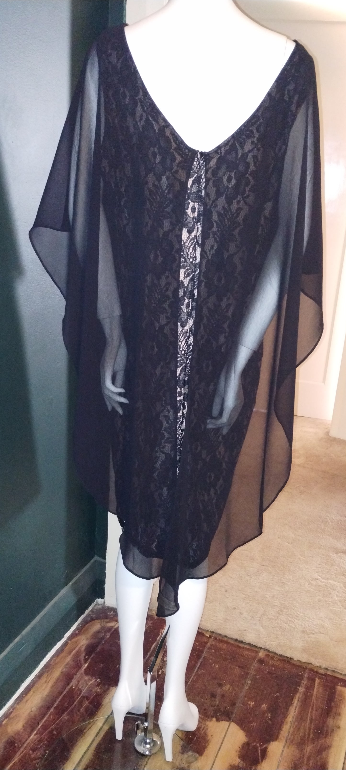 H Size 18 black lace kneelength dress
