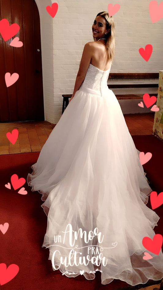 c Size 8 white strapless organza full skirted wedding dress