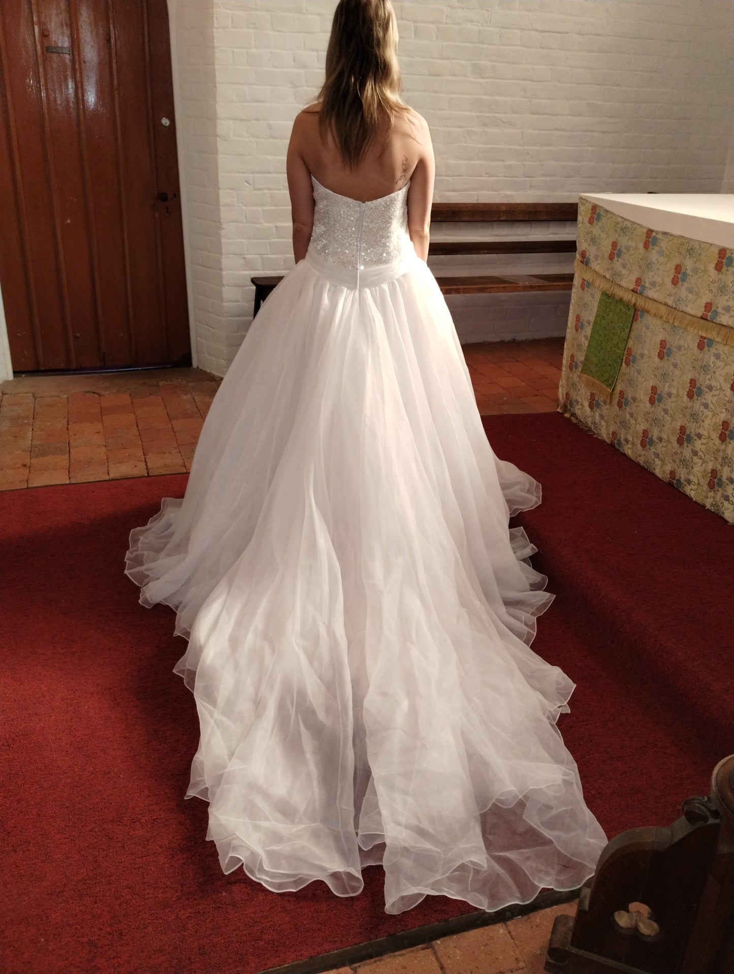 c Size 8 white strapless organza full skirted wedding dress