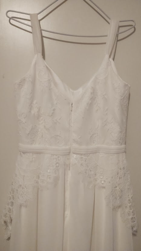 c Size 8 White full length sweetheart lace bodice straps