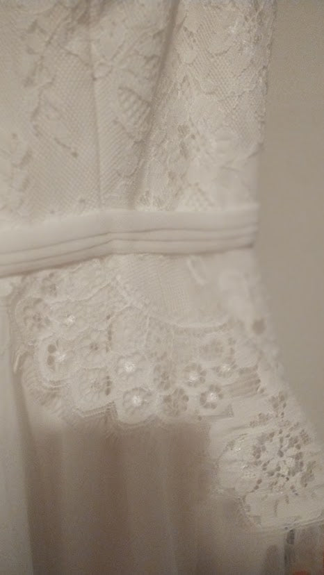 c Size 8 White full length sweetheart lace bodice straps