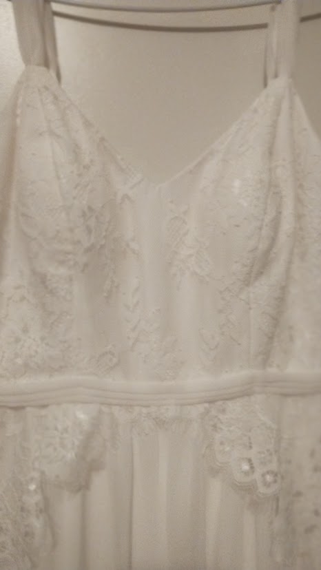 c Size 8 White full length sweetheart lace bodice straps