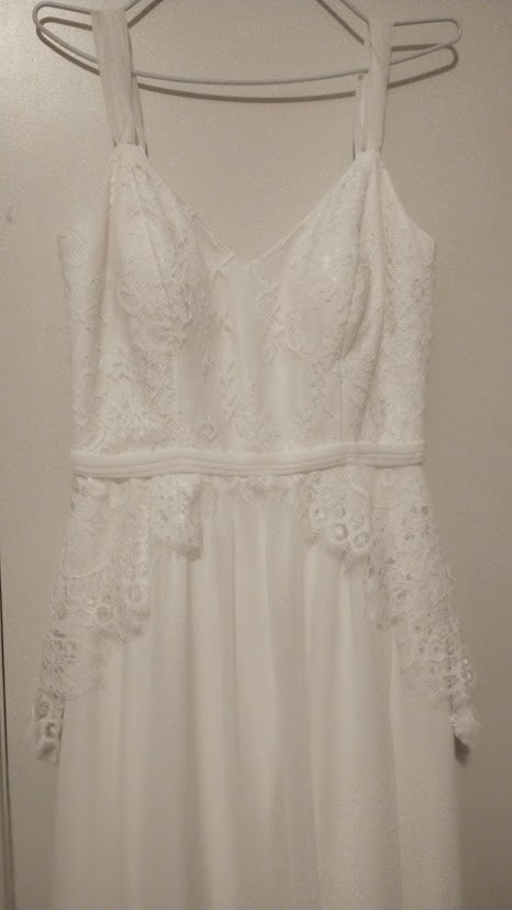 c Size 8 White full length sweetheart lace bodice straps