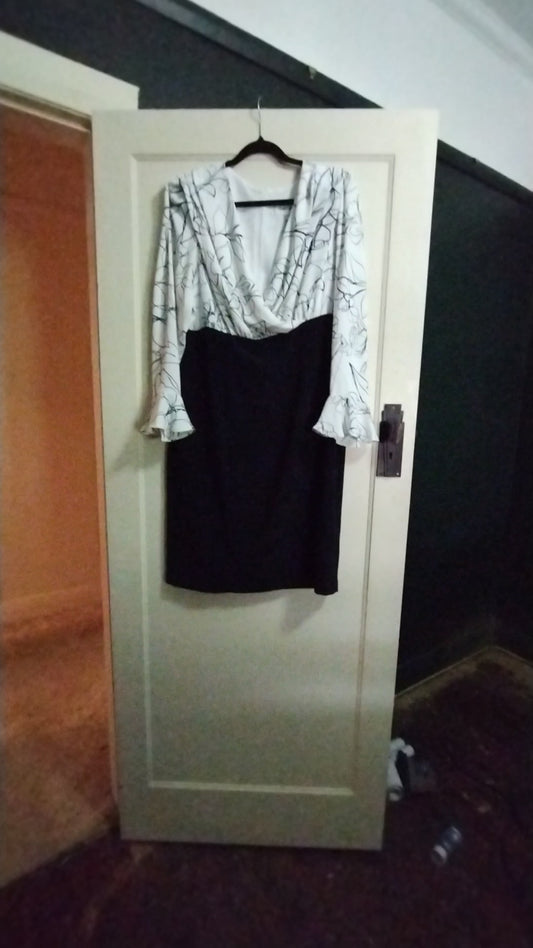 i Size 20 black and white long sleeved knee length dress.