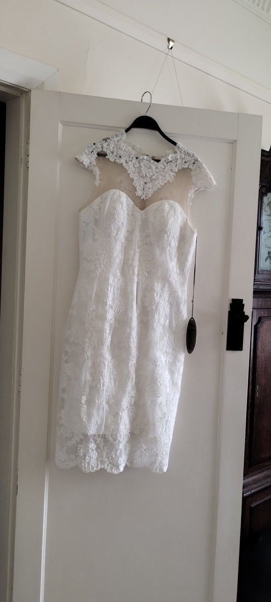 g size 16 knee length straight white lace dress