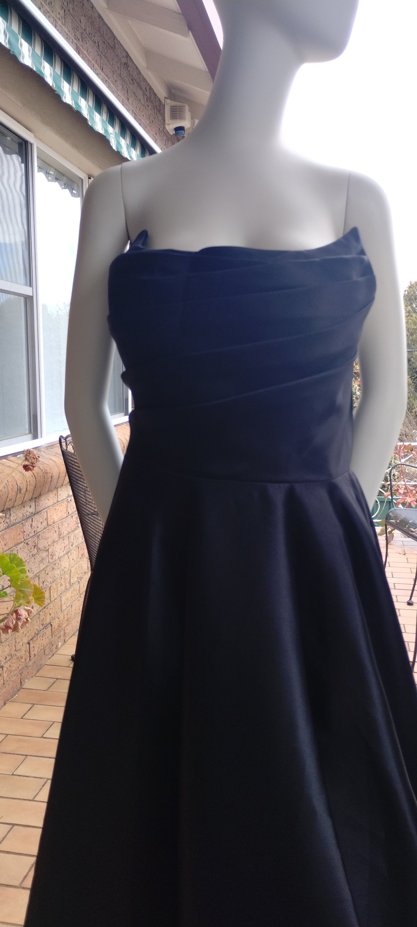 H Size 18 Black sheath full skirt