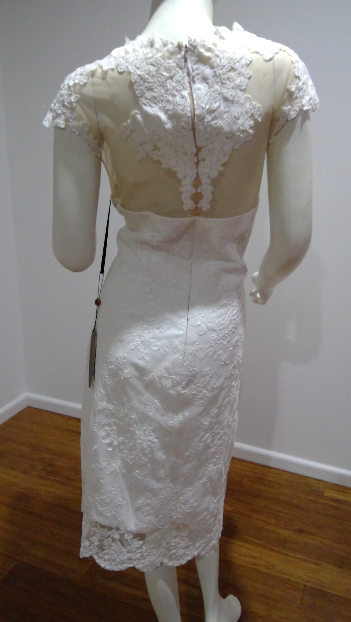 e Size12 White lace straight dress to knee