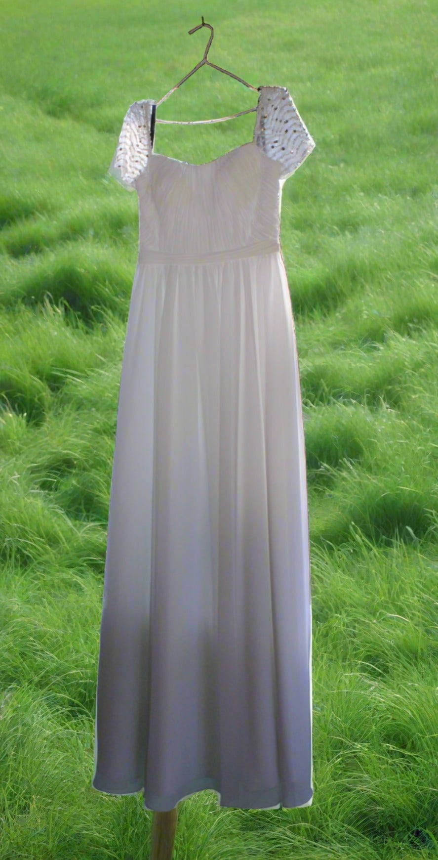 e Size 12 White delicately gathered bodice with beaded cap sleeves