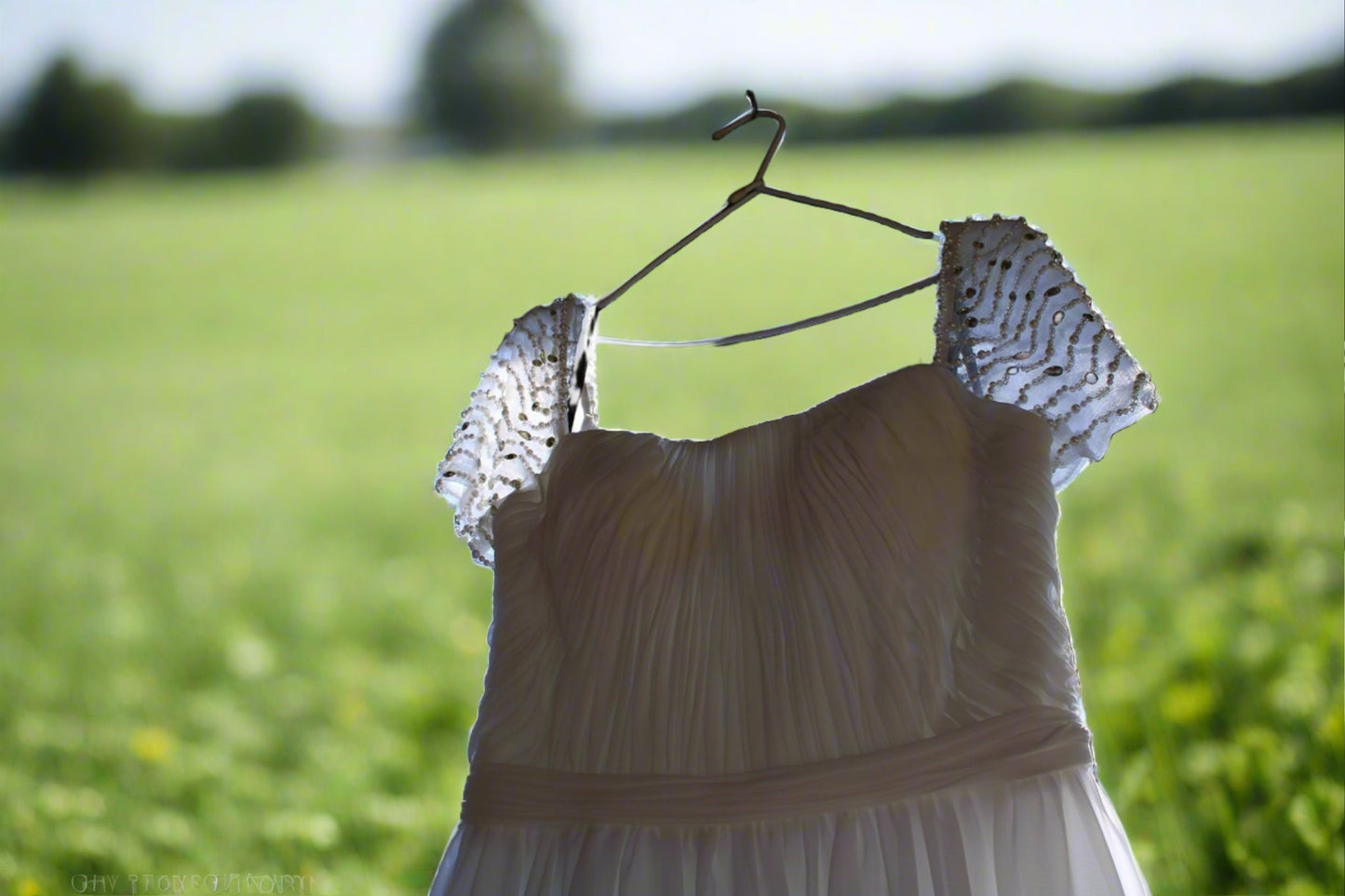 e Size 12 White delicately gathered bodice with beaded cap sleeves