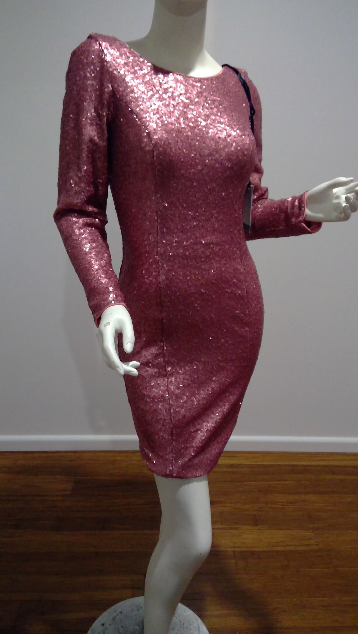 c Size 8 Pink all sequined above the knee dress