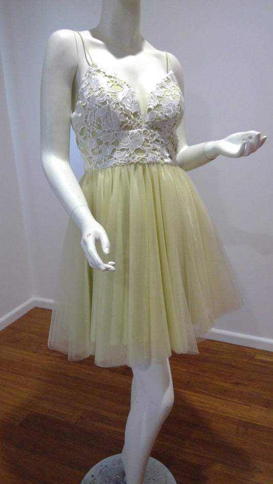 c Size 8 Lemon above knee length dress