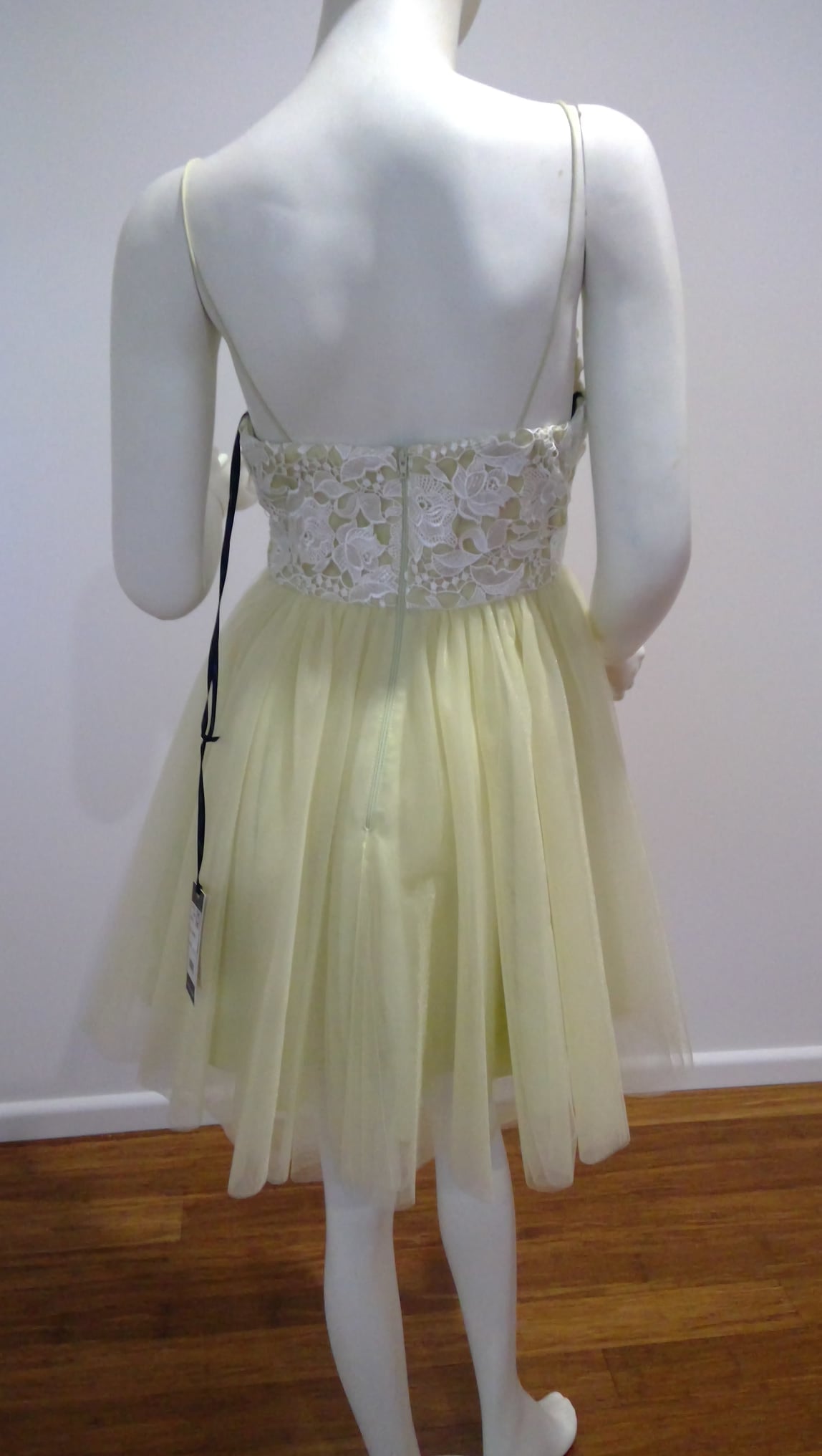 c Size 8 Lemon above knee length dress