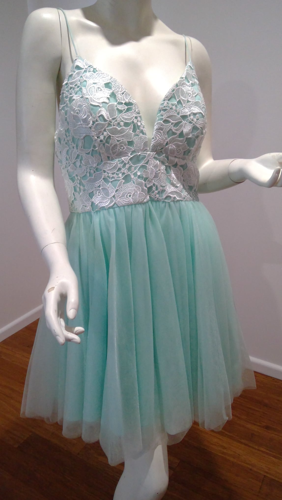 e Size12 Mint plunging neckline with short full skirt