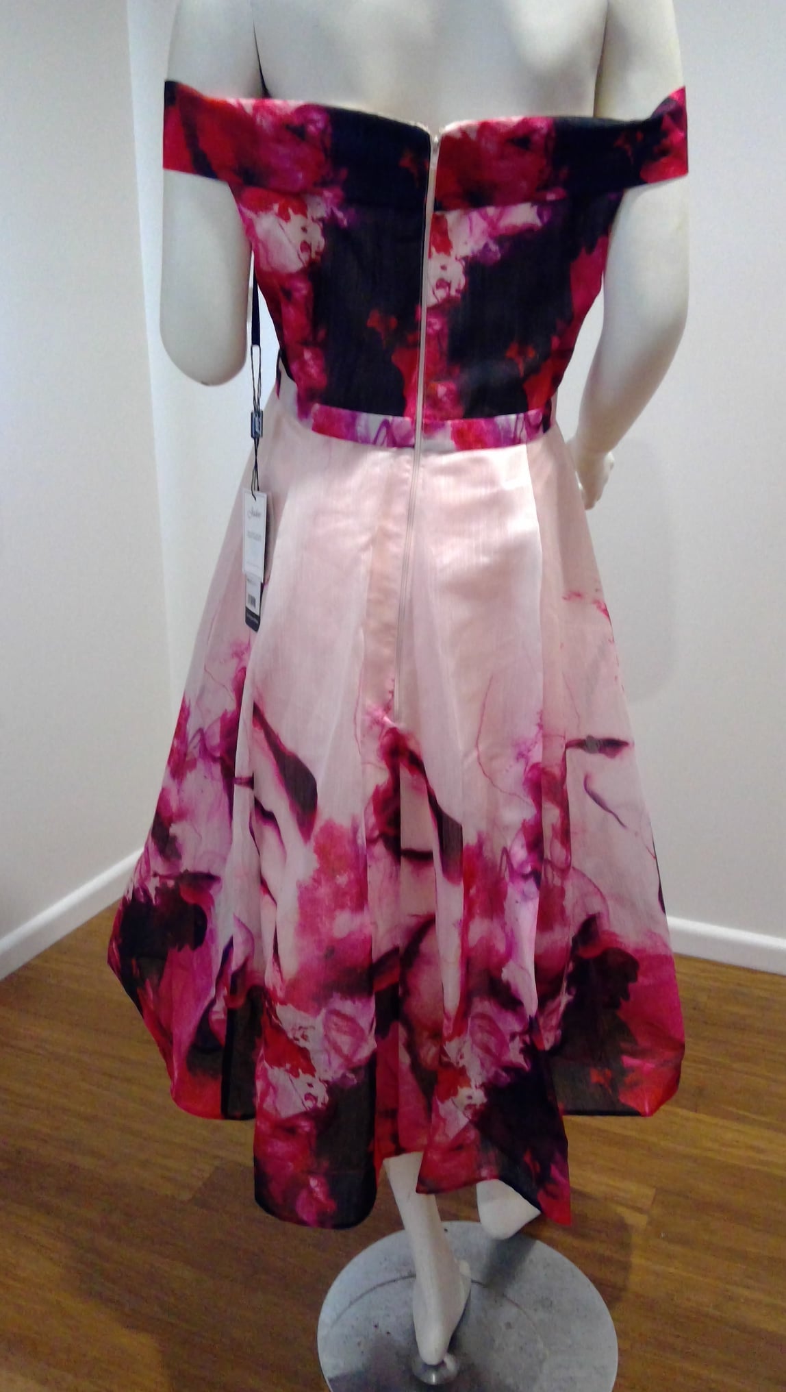 g Size 16 Pink floral below knee skirt