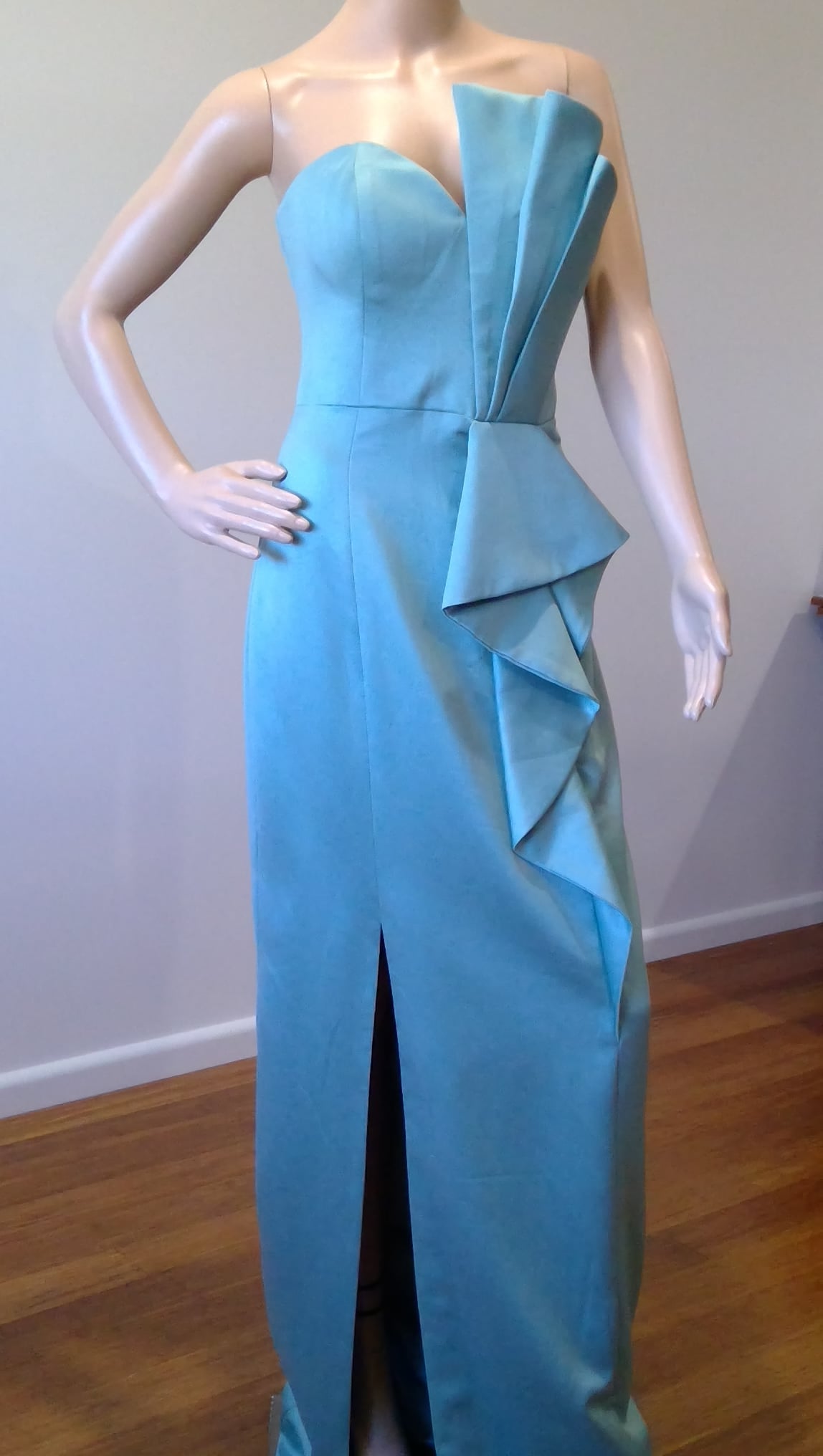 e size 12 Blue sheath with dramatic ruff detail