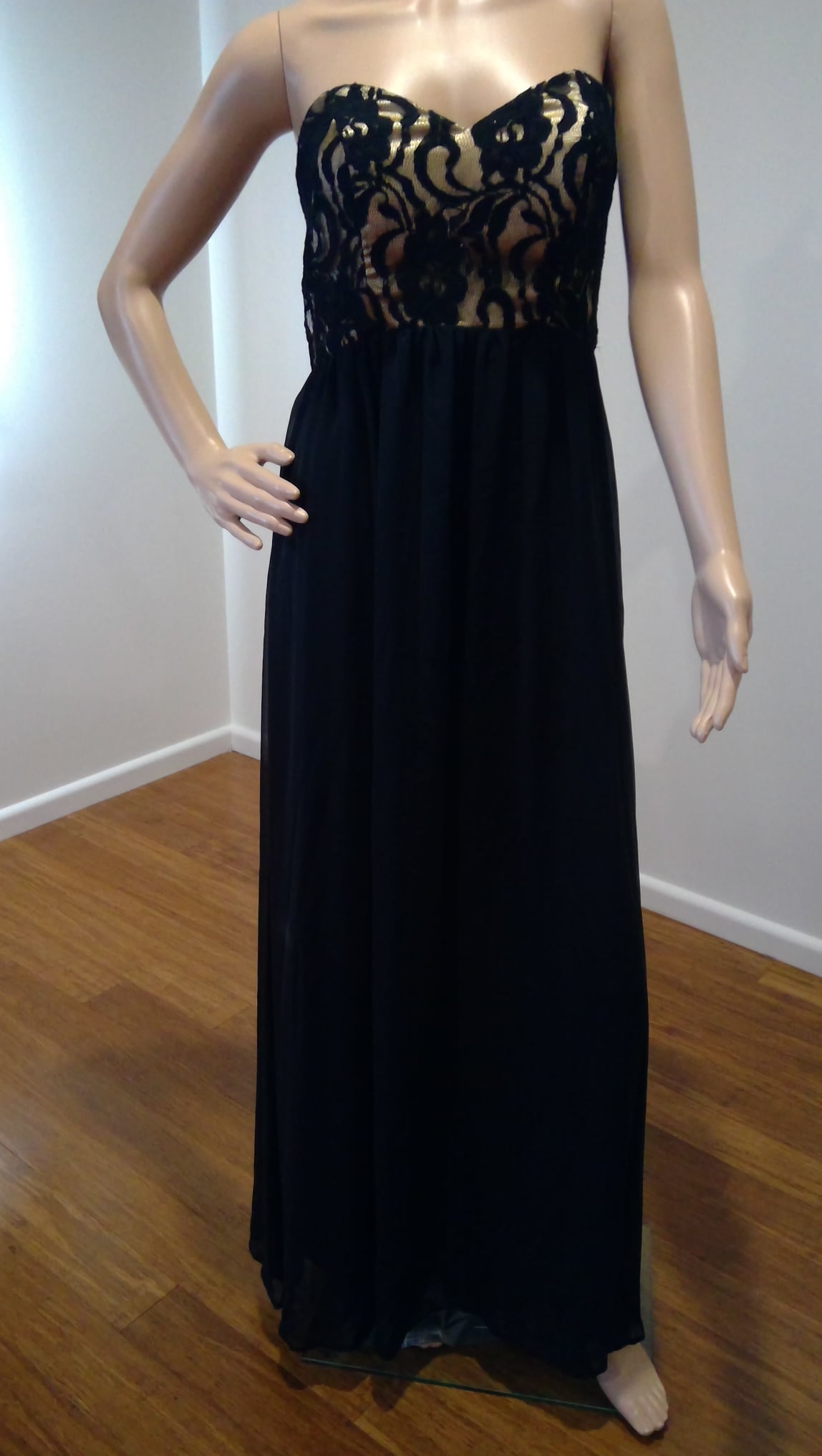 c Size 8 Black Strapless Dress