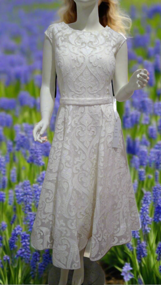 g Size 16 White Elegant  brocade lace to below knee dress.